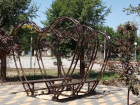 Трехметровые скамейки для влюбленных установили в парке на юге Волгограда