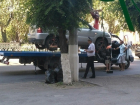 Эвакуатор забирает автомобили с выделенной полосы в центре Волгограда