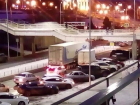 Водитель фуры врезался в пешеходный мост на Нулевой Продольной в Волгограде
