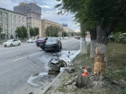 Четверо в больнице, вырвано колесо: иномарка влетела в дерево на главной дороге Волгограда