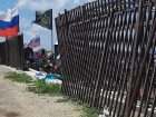 Вандал выламывал забор на месте захоронений участников СВО под Волгоградом