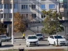 Волгоградец с 8 этажа забросал иномарку бутылками с водой: видео очевидцев