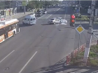 На видео попала жуткая утренняя авария с Nissan на 7-ой Гвардейской в Волгограде