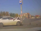 Бешеный Hyundai разбился у остановки в центре Волгограда: видео 