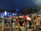 Тысячи волгоградев вышли под дождь ради бесплатного концерта «Фабрики» и диджея Feduk