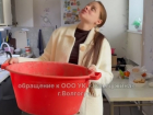 Живем с тазами и без света: беременная волгоградка год добивается ремонта крыши в пятиэтажке
