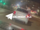 Выбрался из окна легковушки: в Волгограде сняли на видео странное поведение пассажира в машине