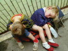 В Волгограде пьяные родители бросили ночью на улице двоих детей