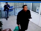 В центре Волгограда беременная женщина потеряла кошелек, подобравшие его неизвестные  попали на видео