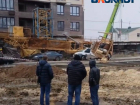Рухнувший строительный кран раздавил машины в Волгограде, есть пострадавшие