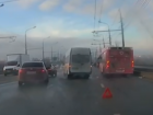 Три авто, автобус и маршрутка столкнулись на дамбе в Волгограде