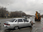 Водитель за рулем ВАЗ протаранил экскаватор-погрузчик в Волгограде
