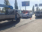 Три человека пострадали при таране маршрутки погрузчиком в Волгограде: видео