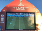 Гимн FIFA на пяти языках споют несколько тысяч человек на набережной Волгограда 
