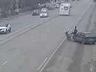 Парень на велосипеде влетел в «четырнадцатую» в Волгограде: шок-момент попал на видео