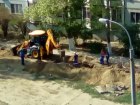 Пока волгоградцы сидят без воды, рабочие грызут семечки и курят