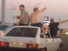 Опубликовано видео с тремя экстремалами на крыше «девятки» и признаниями водителя в Волгограде