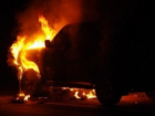 ﻿В сильном пожаре на автостоянке Волгограда погиб мужчина и сгорели 6 автомобилей