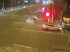 Водитель за рулем Skoda протаранил троллейбус в Волгограде: ДТП попало на видео 