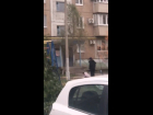 Мужчина избил женщину во дворе под Волгоградом: драму сняли на видео 