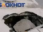 Асфальт провалился у пешеходного перехода в Волгограде