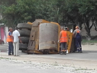 Жители Волгограда в шоке: в Ворошиловском районе перевернулся асфальтовый каток