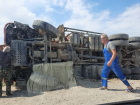 "КАМаз" с прицепом рухнул набок на ровном месте под Волгоградом