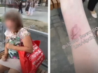 Женщина искусала волгоградку на остановке: видео