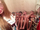 Юная волгоградка уложила в своей ванне троих обнаженных парней