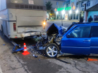 Mercedes врезался в автобус у волгоградского кафе: водитель погиб