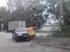 На видео попали дорожные разборки с лопатой и перцовым баллончиком в Волгограде