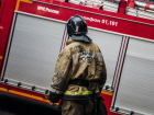 В частном секторе Волгограда случился крупный пожар: пострадала женщина