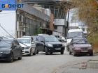 Провисшие провода заблокировали движение машин в Волгограде на Невской