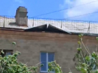 Улетающую крышу жилого дома сняли на видео в Волгограде