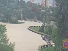 Отправила мужчину в реанимацию за секунды: появилось видео падение доски в центре Волгограда