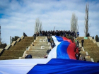 В Волгограде на Мамаевом Кургане активисты растянули 80-метровый флаг России 