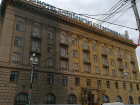 Легендарную гостиницу "Интурист" перекрашивают в центре Волгограда 