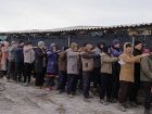 Мигрантов заставили ходить "гуськом" под Волгоградом 