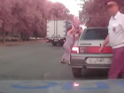 Разбивающую автомобиль с шестью детьми пьяную волжанку сняли на видео сотрудники ДПС