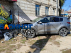 Легковушка влетела в остановку на улице Рокоссовского у центра крови
