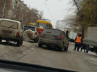 ДТП трамвая и иномарки парализовало движение на севере Волгограда ﻿