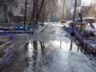 "Батареи остывают, воробьи купаются": после тройного прорыва затопило улицу в Волгограде
