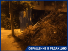 В Волгограде у домов складируются сухие ветки при противопожарном режиме