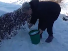Пенсионерка-инвалид целыми днями носит ведра снега, чтобы выжить без воды под Волгоградом