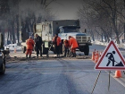 Улицы Волгограда очищают от снега и песка вперемешку с ямочным ремонтом