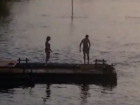 Пьяные иностранные туристы устроили утренние купания на набережной Волгограда