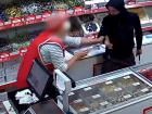 На видео попало, как продавец кричит и бьет консервной банкой грабителя в Волгоградской области