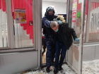 В Волгограде безработный дважды пришел грабить магазин с пневматом: видео