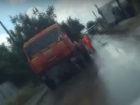 На видео попала укладка асфальта в лужи на дороге Волгограда