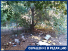 Детский сад в Волгограде заваливает мусором от заброшенной трехэтажки